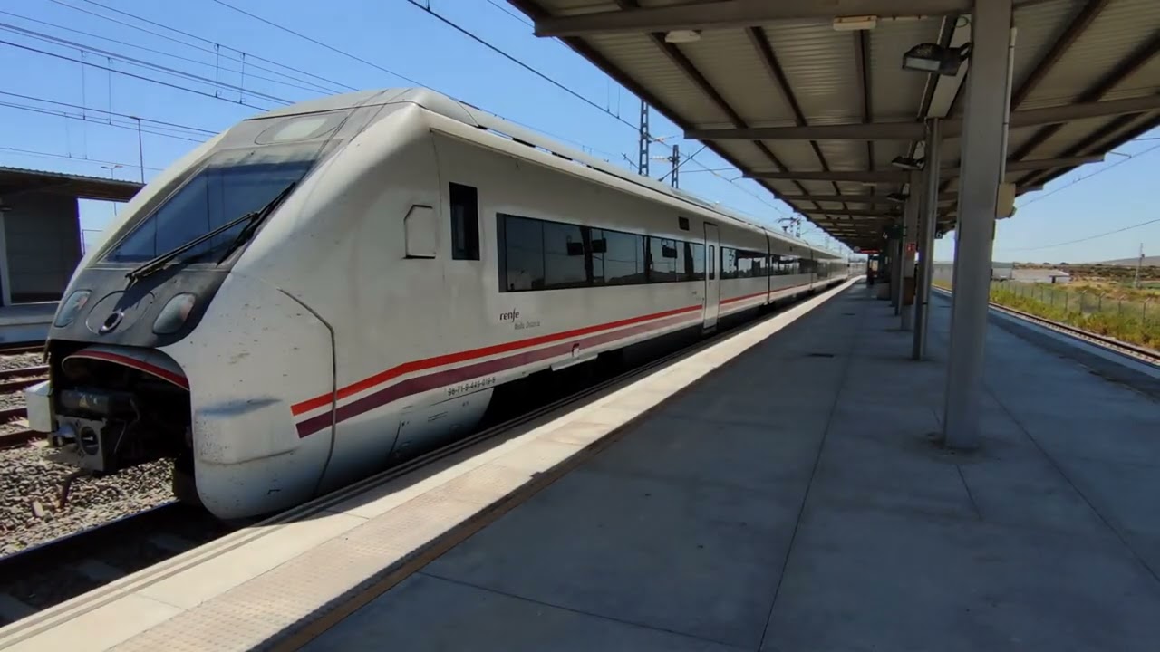 Trenes circulando por la estación de ferrocarril de Lebrija