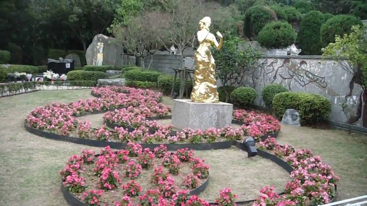 鄧麗君 Teresa Teng's mountainside tomb at Jingbaoshan (金寶山) in Taipei, Taiwan.