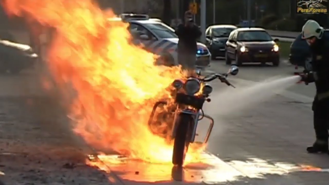 VUURZEE BIJ MOTORBRAND ZUIDWOLDIGERWEG HOOGEVEEN | HUMOR: MOTOR WORDT ONVERWACHT BBQ