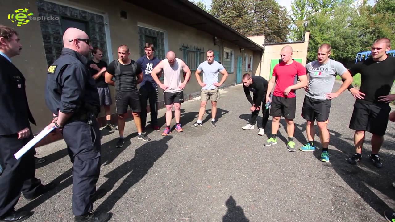 video výcvik budoucích policistů ve školním policejním středisku v Teplicích