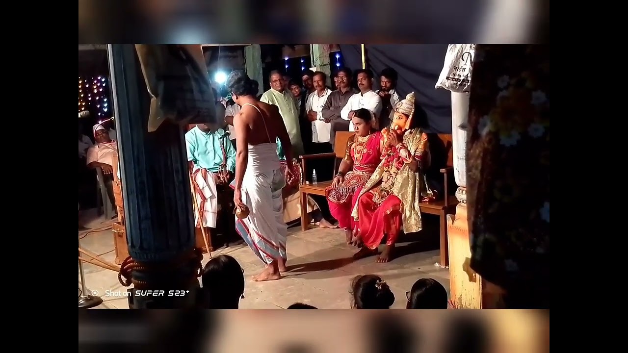 बाळकृष्ण गोरे दशावतार नाट्य मंडळं कवठी या नाटका मध्ये प्रथमच भटजीच्या भूमिकेत प्रकाश राणे 