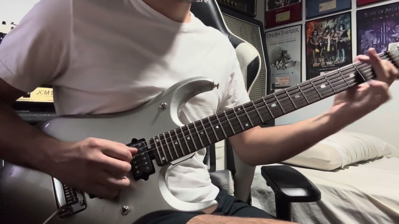 Guthrie Govan Larry Carlton solo