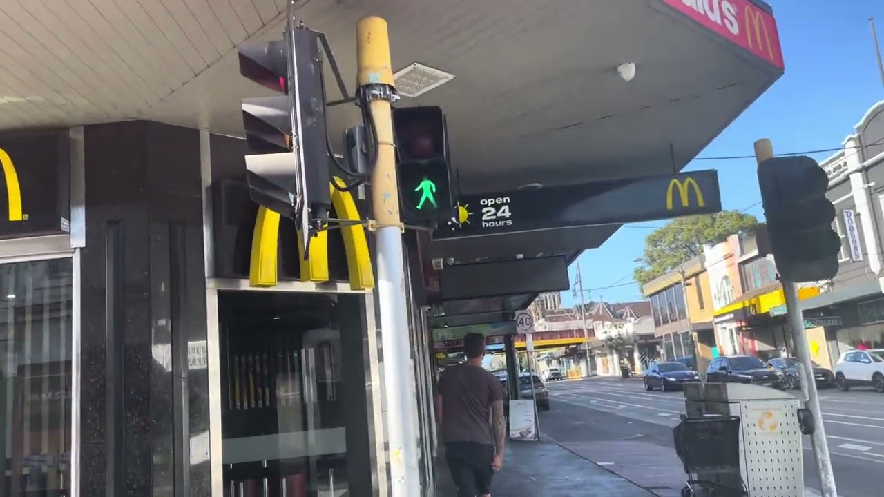 AWA incandescent (ft. Tyco LED) traffic lights @ Glenferrie Rd & Wakefield St, Hawthorn