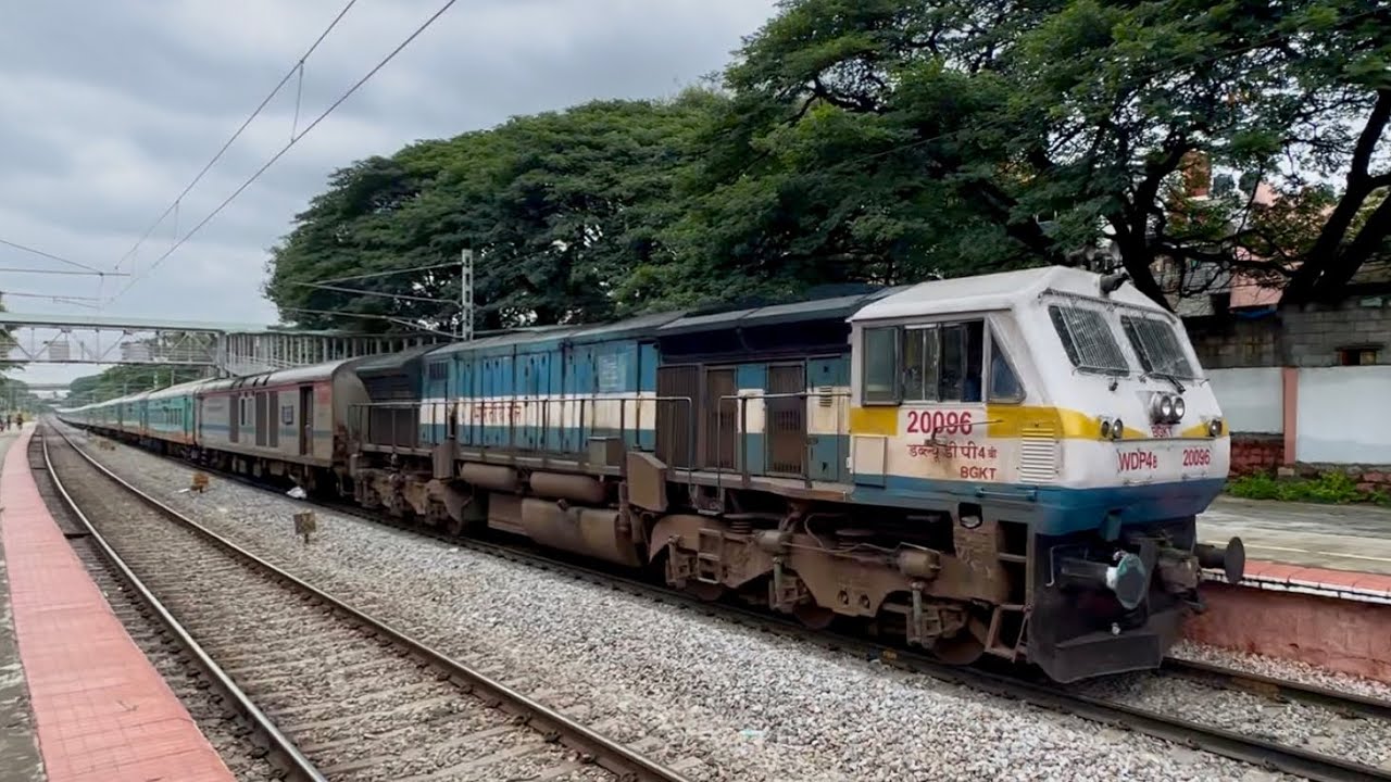 BGKT WDP4/4B 20096 | 19668 Mysore - Udaipur City | Palace Queen Humsafar Express #diesellocomotive 