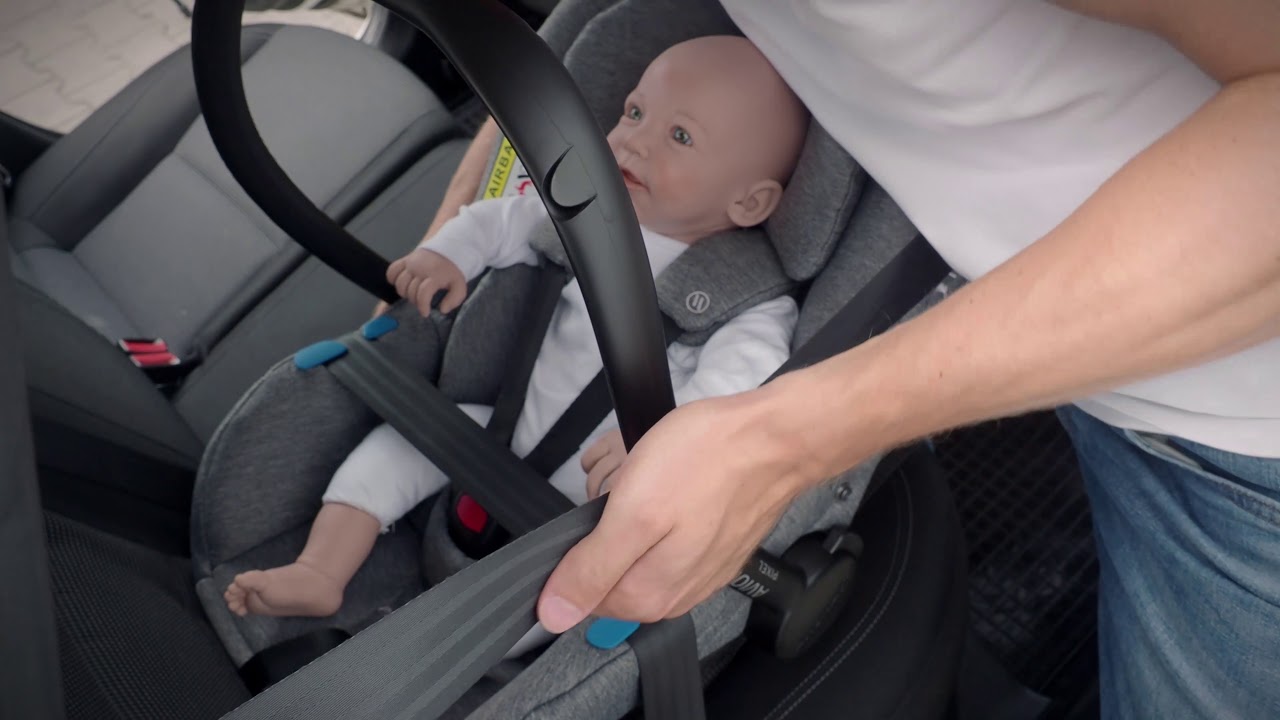Autoschale richtig im Auto mit dem Sicherheitsgurt montieren