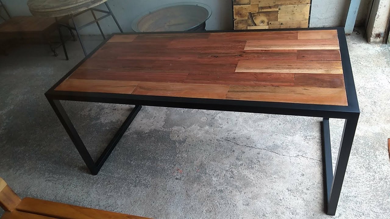 Mesa de ferro com madeira r&uacute;stica (Rustic wood iron table)