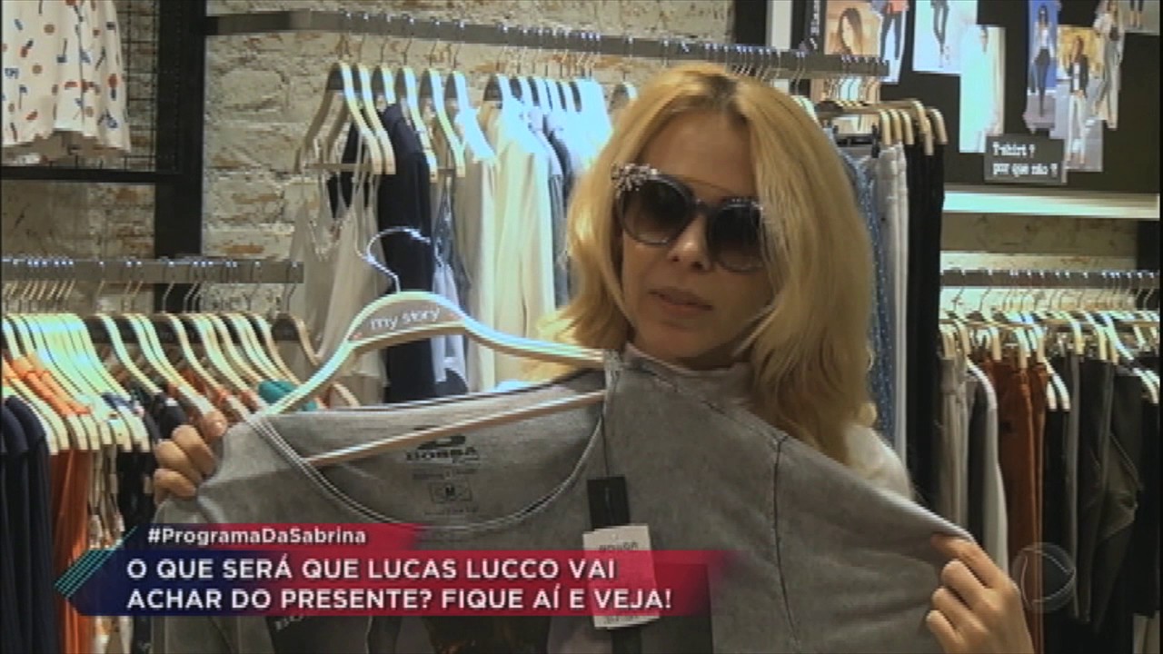 Junto com Sabrina Sato, Joelma procura presentes de Natal para famosos