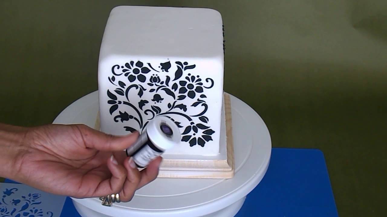 Bolo com estencil floral usando buttercream