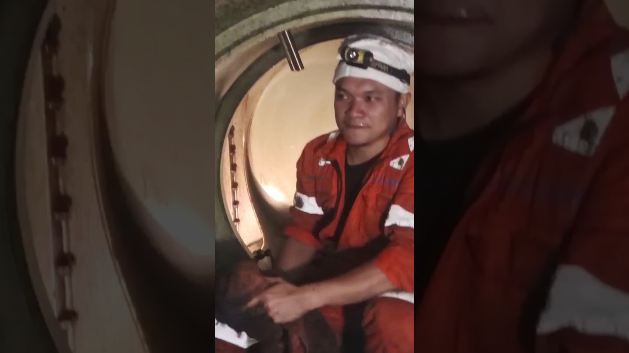 cleaning inside main engine under piston not easy job#shorts #short #viral #viralvideo #trending