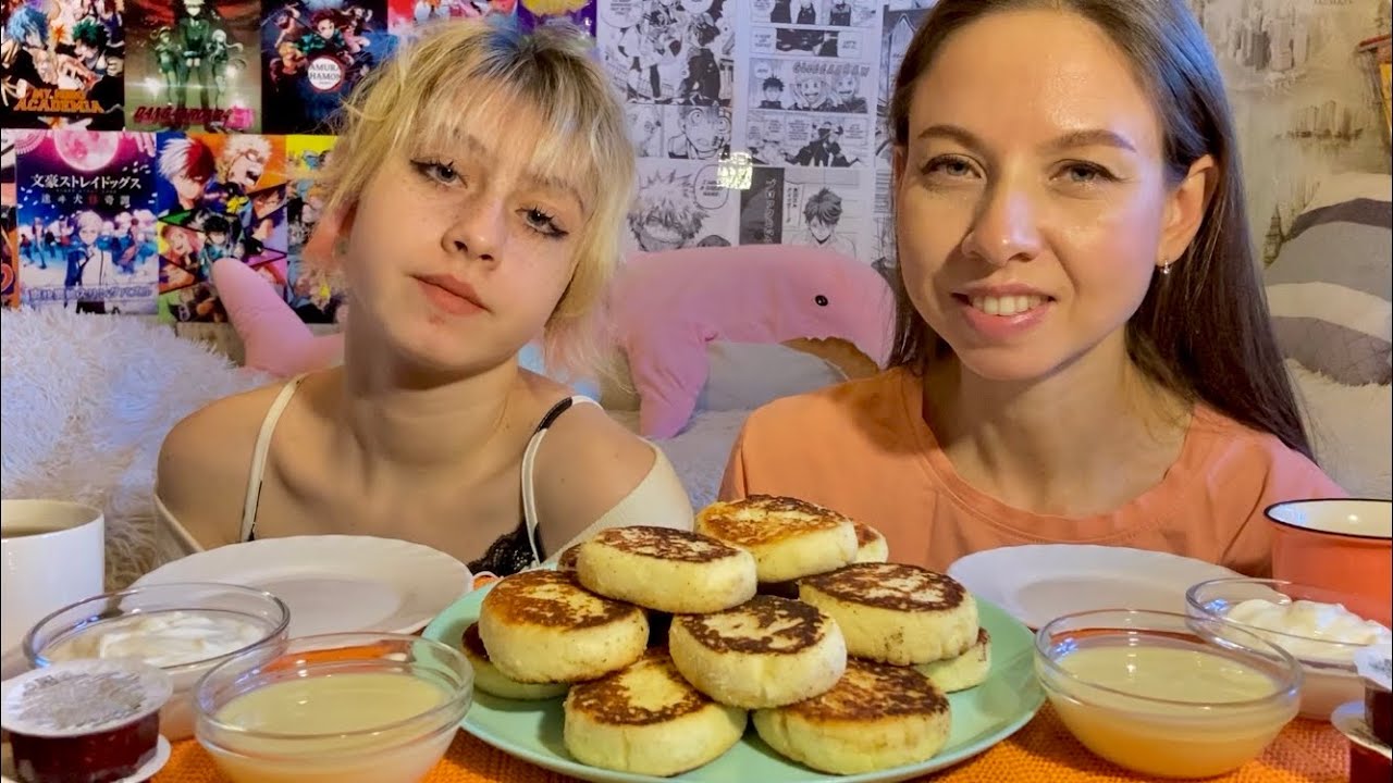 МУКБАНГ ЗАВТРАК/ СЫРНИКИ/ СО СГУЩЁНКОЙ/ СМЕТАНОЙ/ МАЛИНОВЫМ ВАРЕНЬЕМ/MUKBANG CHEESE PANCAKES