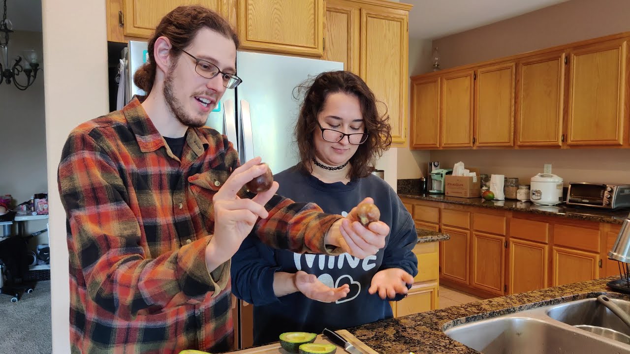 Fuerte Avocado vs Hass Avocado - Fruit Tasting 🥑