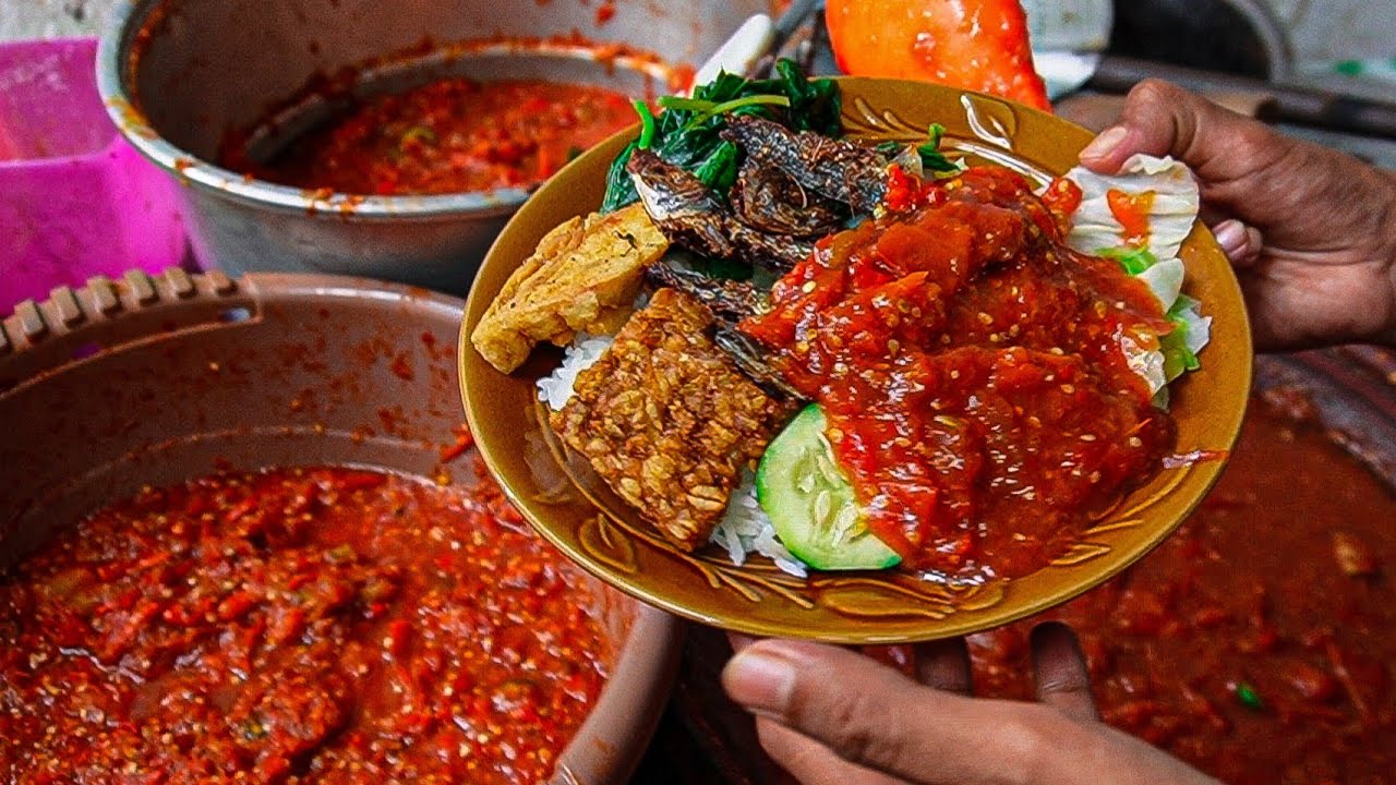 NGASIH SAMBALNYA GAK UKURAN LANGSUNG 2 ENTONG, PANTES RAME MESKIPUN WARUNGNYA GAK KELIHATAN 