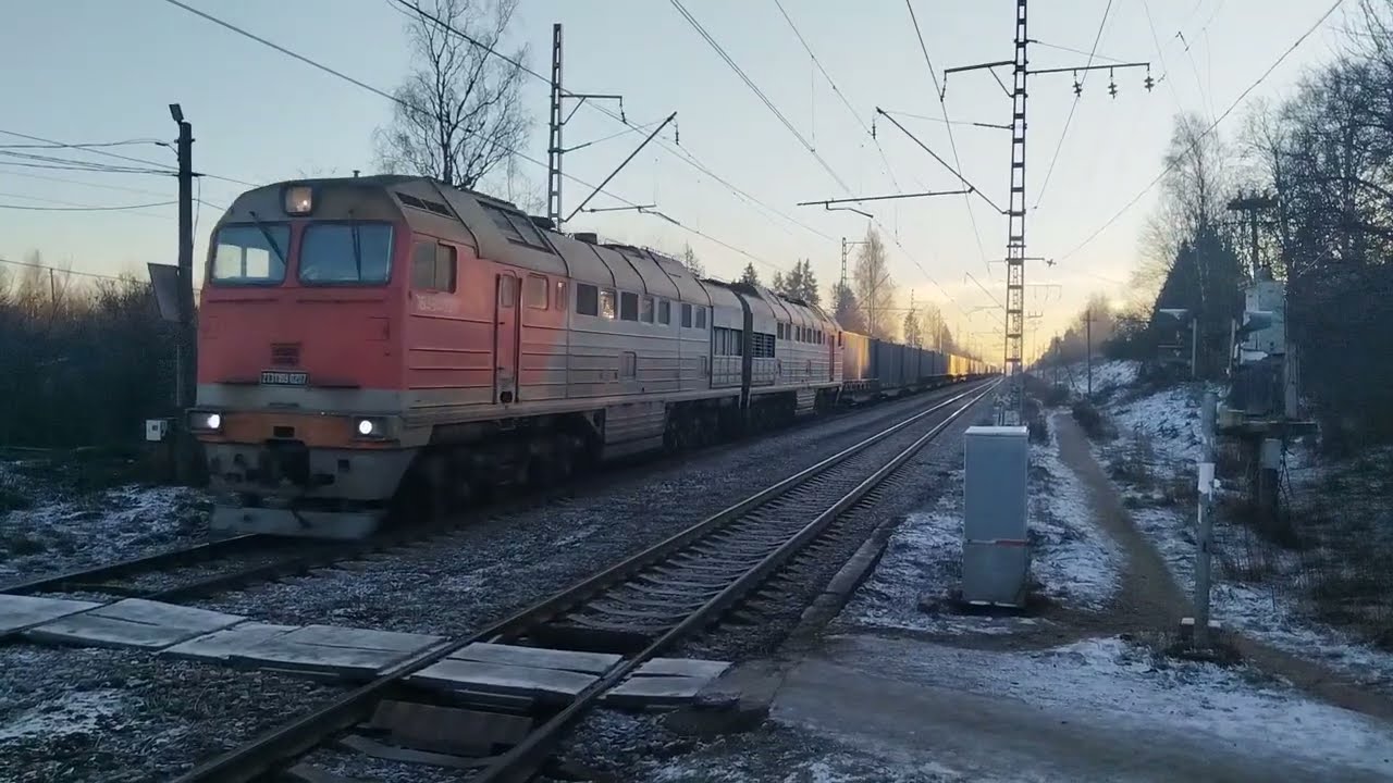 Тепловоз 2ТЭ116У-0207 с грузовым поездом