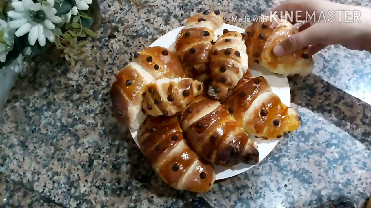 #كرواصة سهلة#محشوة بالشوكلاطة#سريعة التحضير خفيفة ومقطنة من الداخل بأقل تكلفة.  #croissants faciles#