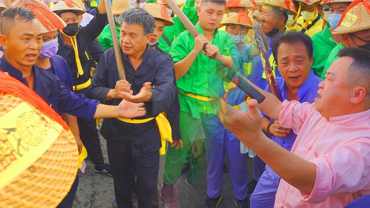 眾千歲爺到海水面前恭請大千歲~二千歲甚至下跪｜另一個温王乩說:轎子動請起來是山東腔口音嗎?眾千歲對話~三千歲不知道說什麼~五千歲好激動前去請王~整段都是千歲爺們的對話大家聽聽看｜辛丑正科