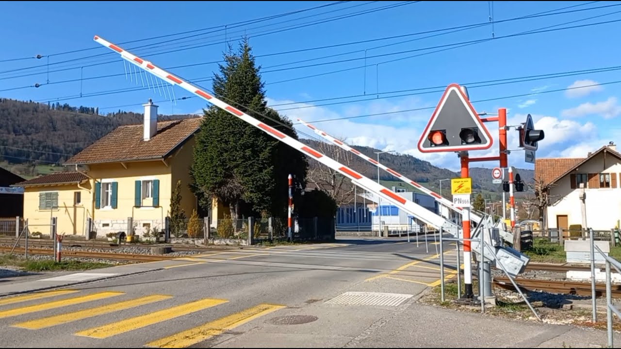Bahnübergang Glovelier (CH) // Swiss Railroad Crossing