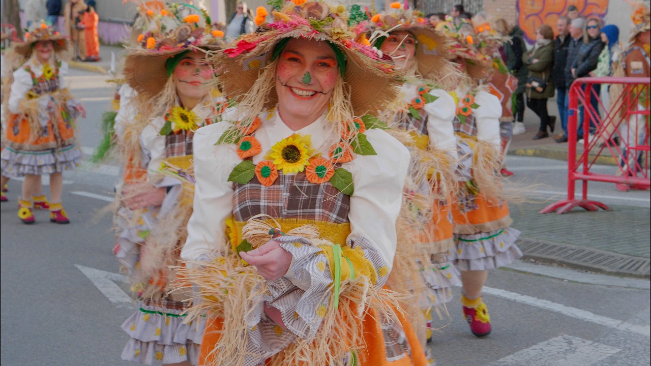 El buen tiempo acompaña al espectáculo de colores del desfile de Carnaval de Ponferrada