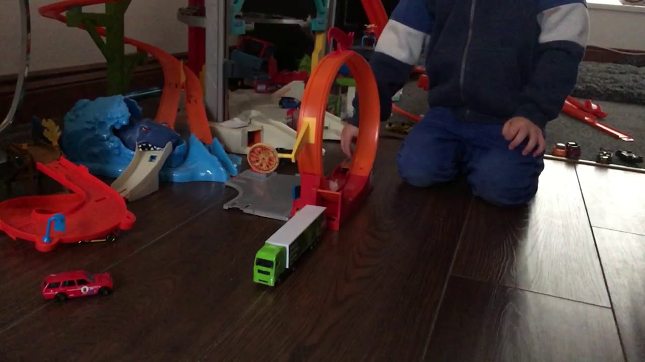 Hot Wheels loop the loop crash Jag F type