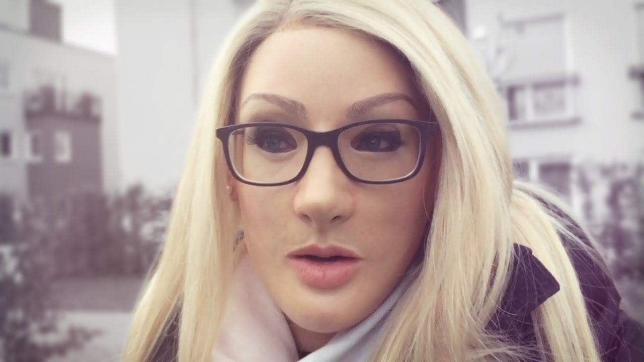 Female Mask: Face Expressions and a Little Walk