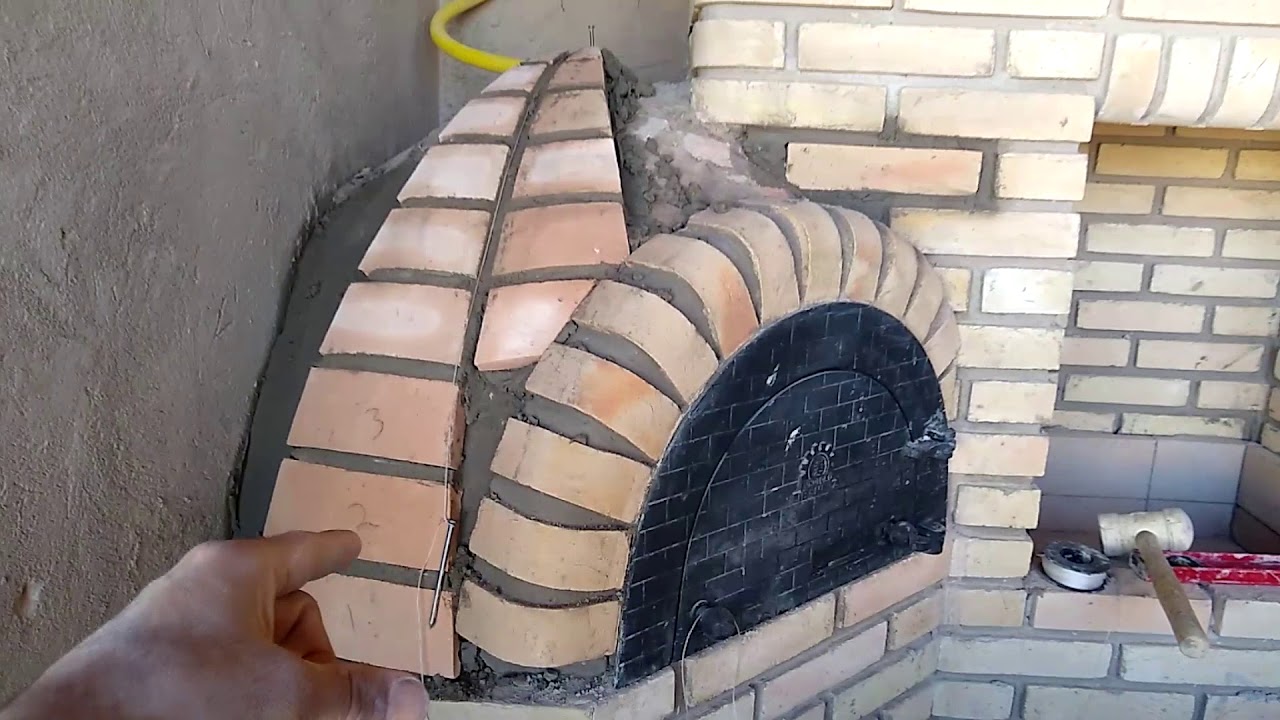 TIJOLO CURVO EM VOLTA DO FORNO DE PIZZA, IGLU. (Tijolo tramela)