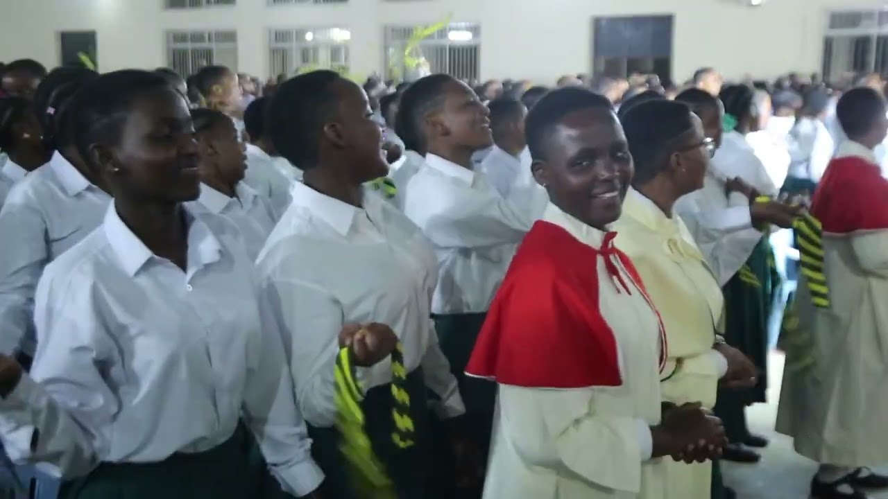 TAZAMA SHANGWE LA WANAFUNZI KIDATO CHA 4 HENDRY GOGATI WAKIIMBA HAIKUWA RAHISI