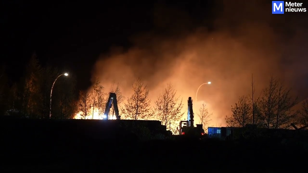 Grote brand in houtopslag  in Staphorst