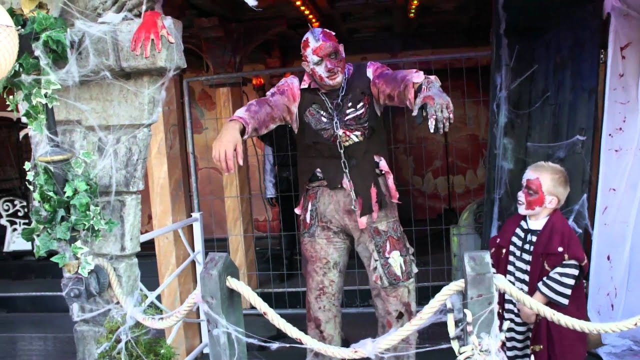 Zombyshow mit Kind auf der Wiesn am Geisterschloss Kunz