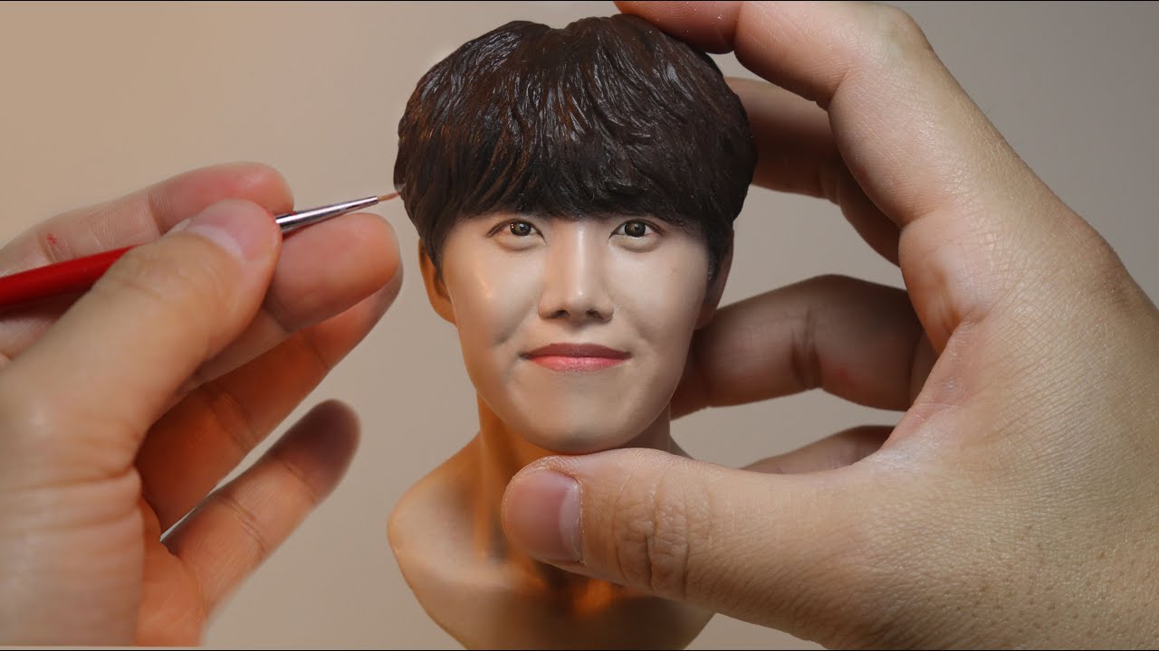 Скульптура BTS J-Hope