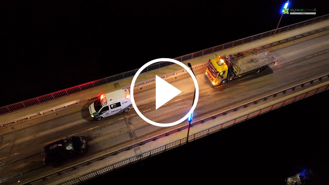 Avariją ant tilto Alytuje sukėlusio vairuotojo ieško policijos pajėgos