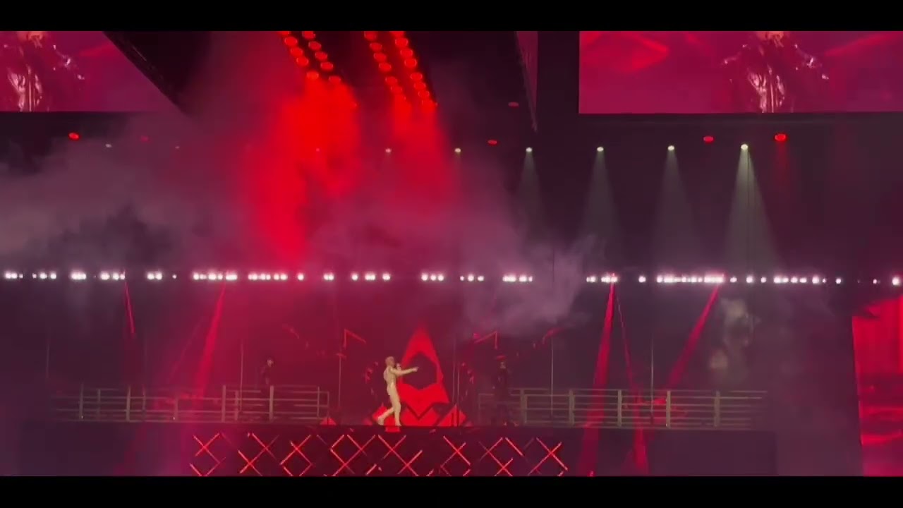 LIVE - 王鹤棣澳门DParty演唱会火爆开场《爬坡上坎》 