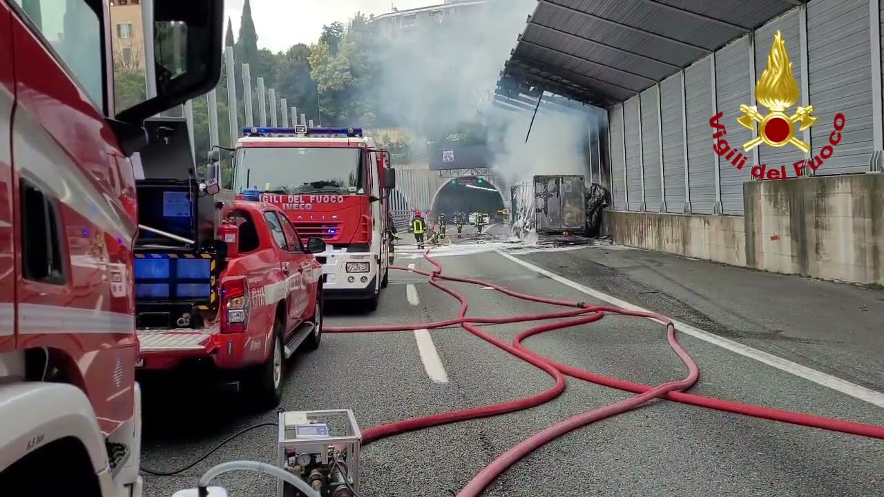 Camion in fiamme sulla A10 a Pegli: autostrada chiusa