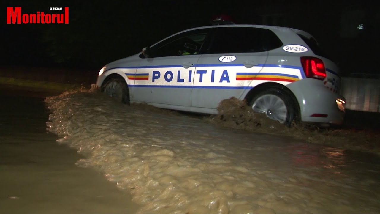 Drum național blocat, curți și beciuri inundate