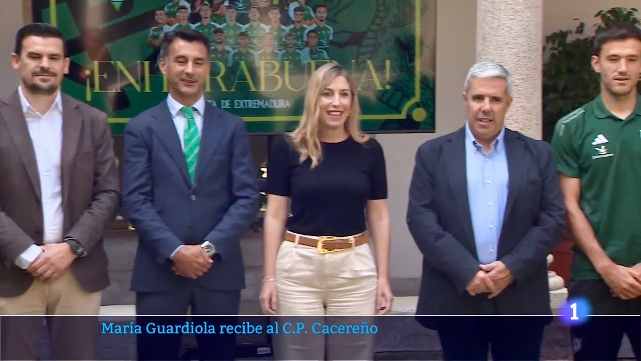 María Guardiola recibe al C.P. Cacereño tras su ascenso - (2025 Junio)