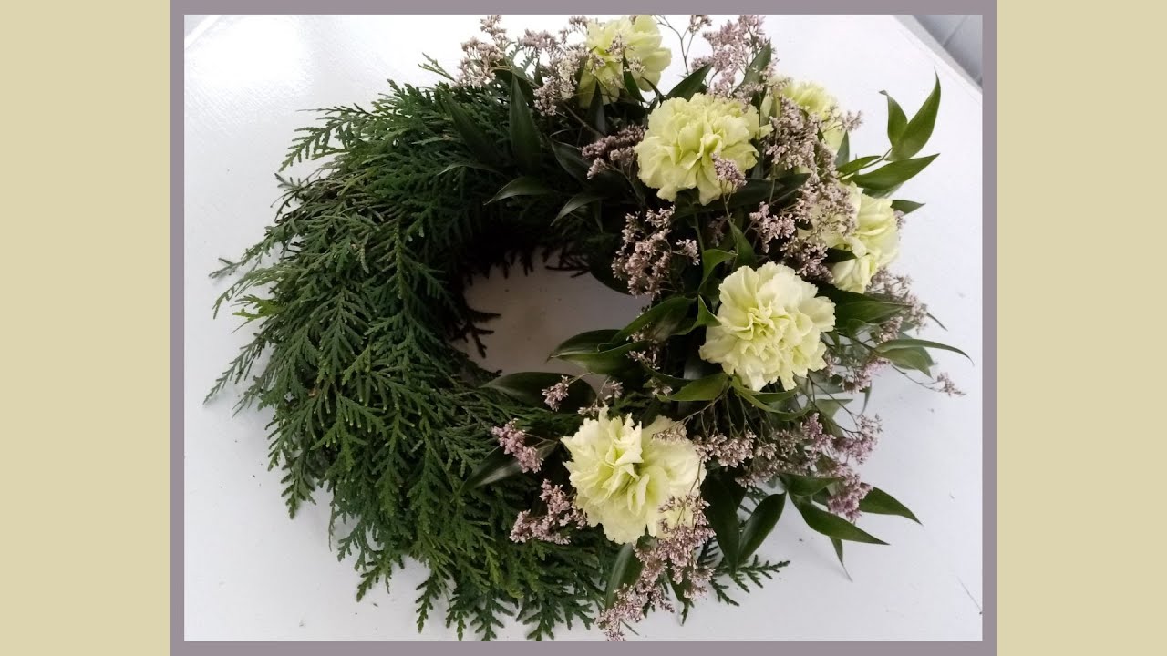 Naturalny wianek na cmentarz z goździkami i limonium