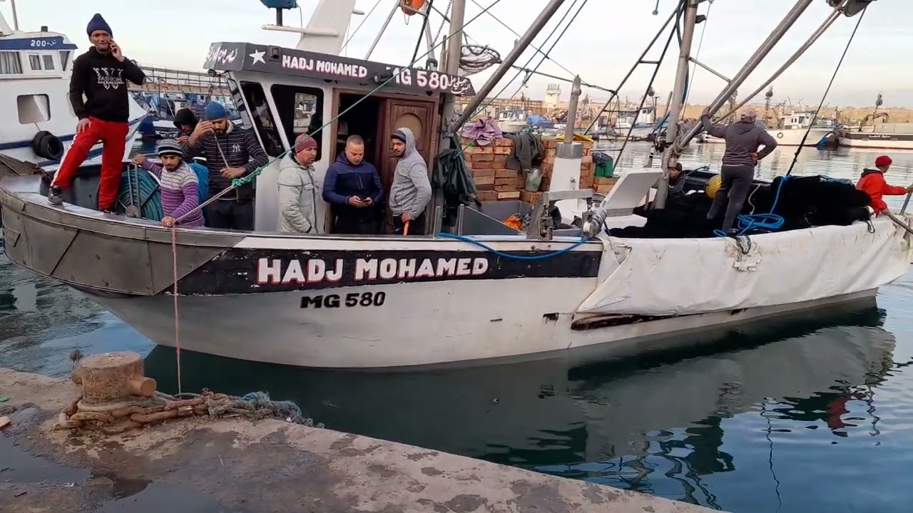 Sortie d'un bateaux de pêche du port de Mostaganem