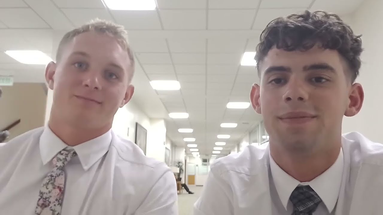 ELDERES Collin Gibson Adam Simmons Mensaje de JESUCRISTO Gringos aprenden Español Iglesia Mormones