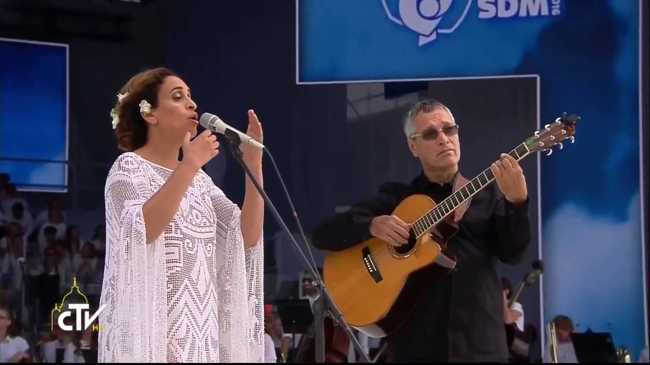 Noa (Achinoam Nini) performs 