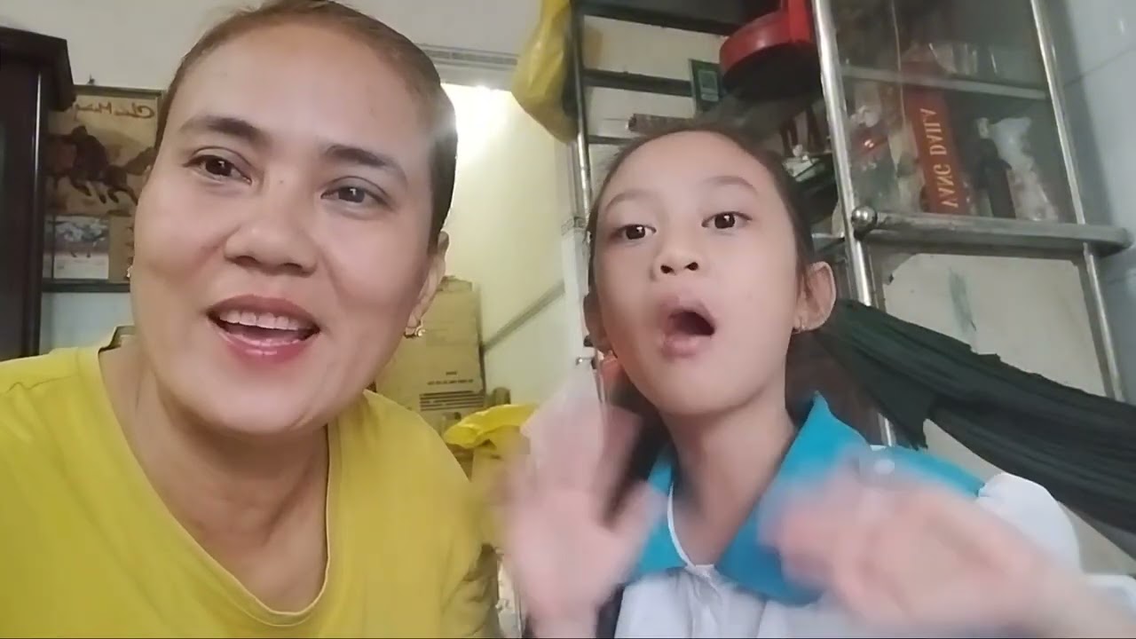 Cô Tiên Miền Tây Bán Trái Cây Sống Vui Vẻ Và Làm Việc Chăm Chỉ Mỗi Ngày 