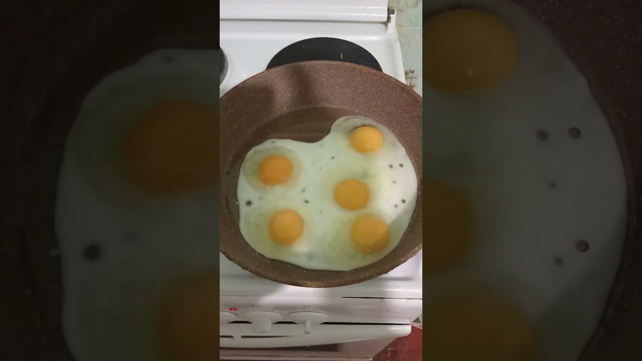ЖАРЮ ЯИЧНИЦУ ГЛАЗУНЬЮ