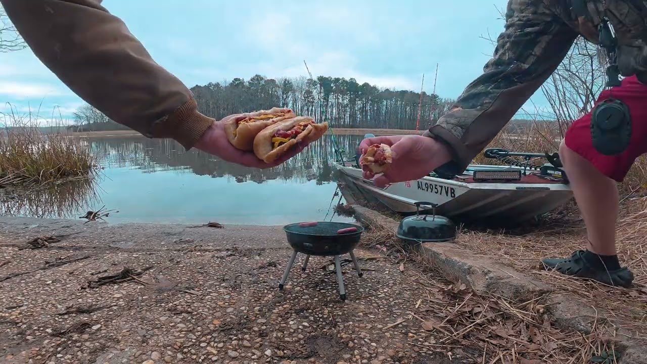Can’t beat a good dog on the Chattahoochee River🌅📷9 cats in the boat🎣 hope yall enjoy the video.💪🏼