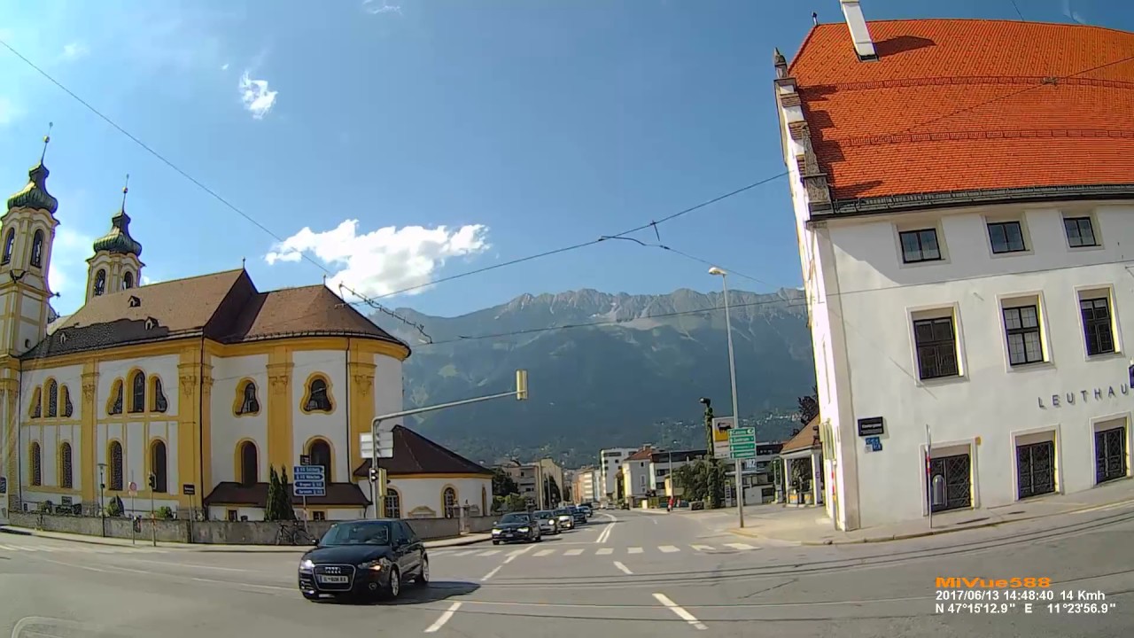 A: Innsbruck. Tirol. Fahrt durch die Stadt von Matrei kommend in Richtung Zirl. Juni 2017
