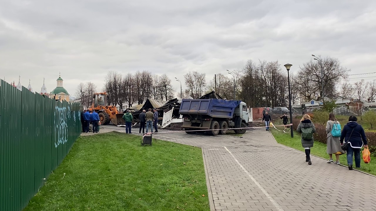 Сносят сгоревший торговый павильон у Лавры.