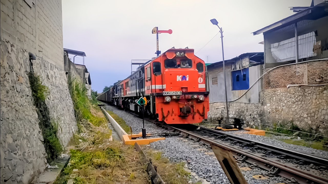 KERETA API BABARANJANG STASIUN LABUHAN RATU,PANJANG BANGET KERETA NYA!!!