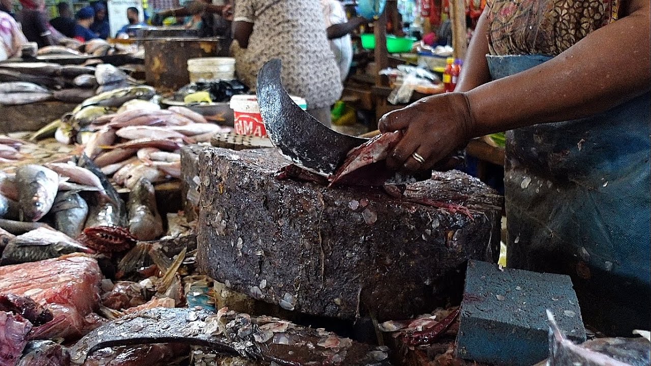Préparation du soupe kandia à Dakar, Sénégal (1. au marché)