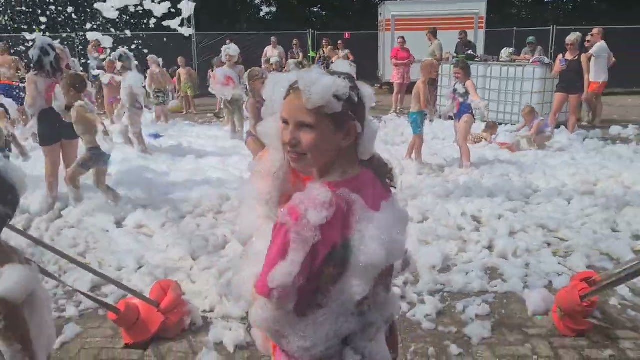 Knopfeest 2025 Noordwolde fr start met schuimparty voor de jeugd