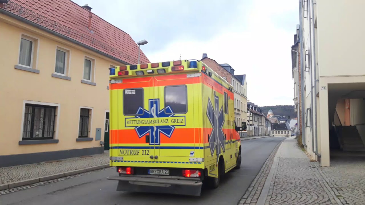 RTW 3 Rettungsambulanz Greiz Au&szlig;enstandort Berga Elster auf Einsatzfahrt