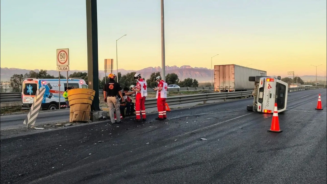 Camioneta Choca con Ambulancia y Deja Tres Heridos en Anillo Vial Metropolitano en Escobedo, NL