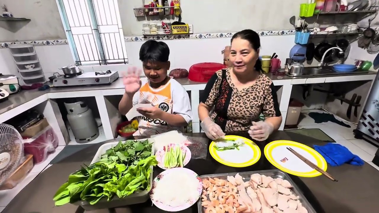 Mùng 6 Tết mời cả nhà dùng gỏi cuốn cùng gia đình mình nha…