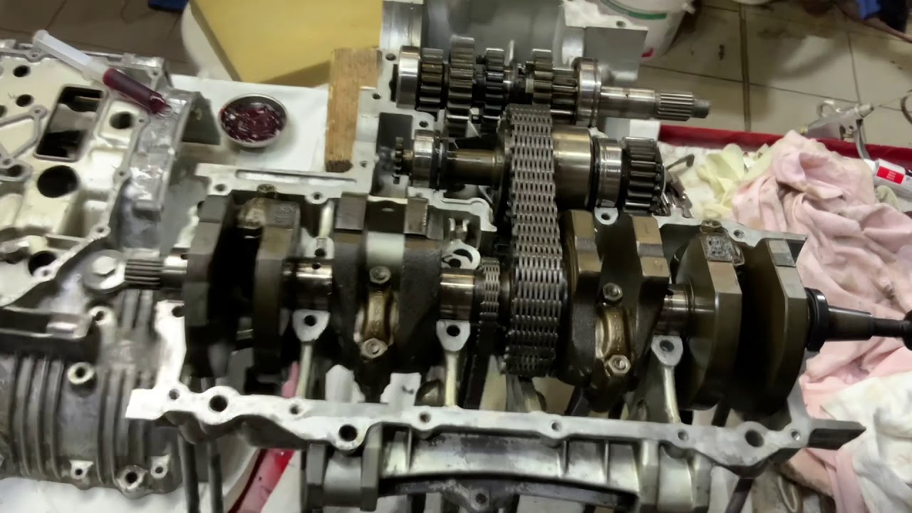 Caferacer Honda CB900 #18 — Endkontrolle um die Motorhälften zu verbinden.