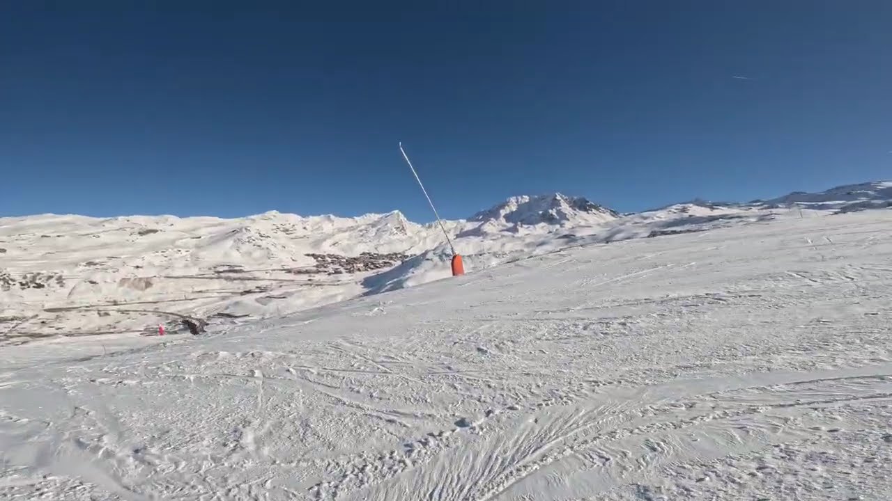 Skiing blue pistes Blanchot in Val Thorens, Les 3 Vallées.